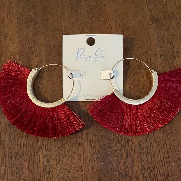 BURGUNDY FAN TASSEL HOOP EARRINGS - Picture 2 of 4